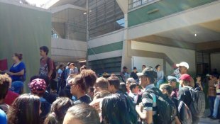 Estudantes da EE Prof. Architiclino Santos realizam assembleia contra desmandos da direção escolar
