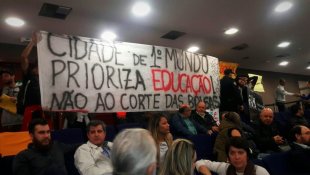 Estudantes ocupam câmara dos vereadores contra cortes na educação e cultura em São Caetano do Sul no ABC