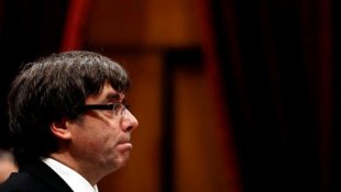 MANOBRA: Puigdemont 'proclama independência' da Catalunha suspendendo o plebiscito para negociar