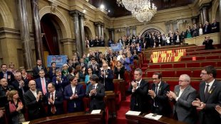 O Parlamento catalão votou constituir uma república independente 