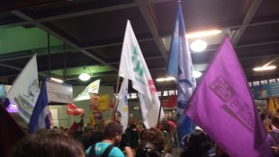 Manifestantes protestam contra aumento do Trensurb em Porto Alegre