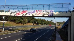 Jovens da Faísca penduram faixa na rodovia em apoio à greve dos trabalhadores Unicamp