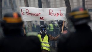 Barricadas, repressão e mais de 180 detenções de "coletes amarelos" em Paris
