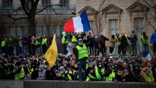 Coletes amarelos radicalizados: derrubaram a porta do escritório do porta voz de Macron