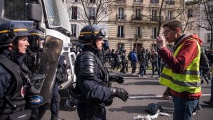 Os coletes amarelos se mobilizaram em uma França militarizada por Macron