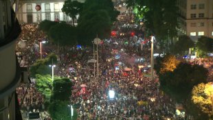 Dezenas de milhares no Rio ocupam Cinelândia contra os cortes na educação