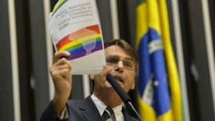 Após censurar conteúdos, Bolsonaro cancela edital com séries de temas LGBT