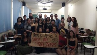 Estudantes, professores e servidores do teatro UFRGS dão apoio à greve dos professores