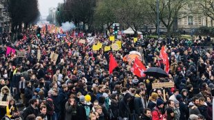 Mais de 1,5 milhão de pessoas se manifestaram na França contra a Reforma da Previdência de Macron