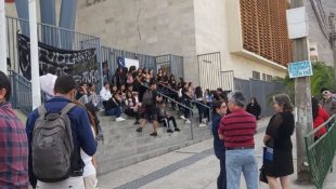 Com ocupações de escolas, estudantes do Chile exigem ingresso irrestrito à universidade