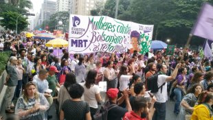  Debaixo de chuva ato do 8M em Sao Paulo se enfrenta com Bolsonaro