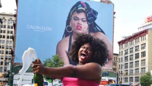 Trans, lésbica e negra: o novo rosto de Calvin Klein que clama #BlackLivesMatter
