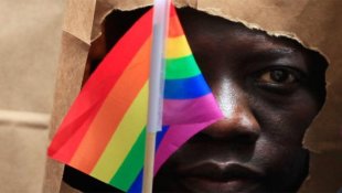 Sudão deixará de castigar homossexualidade com chicotadas e pena de morte