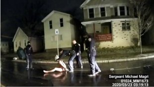 Encapuzado e algemado: novo assassinato policial racista nos Estados Unidos
