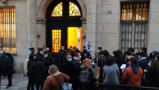 Em Paris, a polícia reprime estudantes que protestam contra as provas presenciais