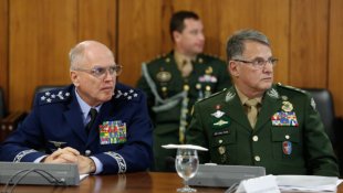 Comandantes militares, parte do regime golpista, colocam cargos à disposição