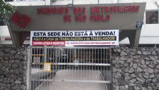 Justiça ataca metroviários e autoriza despejo da sede do sindicato com força policial