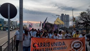 Após aprovarem greve para essa sexta, rodoviários da Carris saem em ato contra a privatização