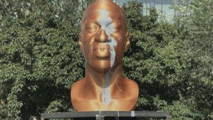 Estátua em homenagem a George Floyd é vandalizada por racista em Nova Iorque 
