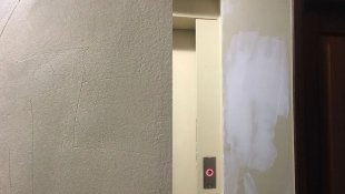 Jovem negra encontra desenho de suástica nazista em parede ao lado de seu apartamento