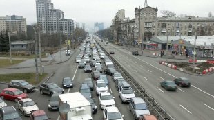 Milhares de pessoas fogem de Kiev, capital ucraniana 