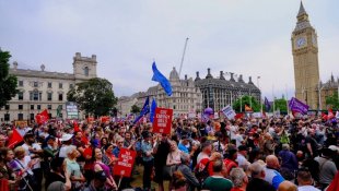 Marcha massiva no centro de Londres contra o aumento do custo de vida