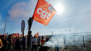 Greve de petroleiros na França: "Nenhuma gota de gasolina sairá daqui"
