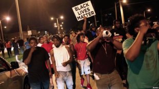 Mais um negro assassinado por policiais reacende protestos nos EUA