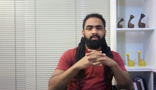 Advogado negro barrado em boate sofre racismo ao ser “confundido” com segurança