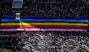 Milhões de pessoas ocupam a Paulista contra a LGBTfobia e pelo Estado Laico