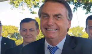 Bolsonaro dá risadinha homofóbica e ironiza declaração de Eduardo Leite