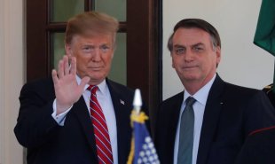 Capacho do imperialismo: Bolsonaro tem aval de Trump para nomear seu filho a embaixador