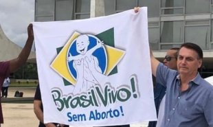 Bolsonaro quer celebrar mortes por aborto de milhares de mulheres com projeto de lei