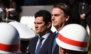 Bolsonaro e Moro comemoram redução de crimes, enquanto população carcerária e assassinatos por policiais disparam