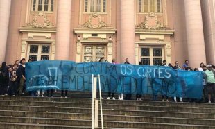 Estudantes e professores protestam contra o fechamento de 14 turmas do IEMG, em BH