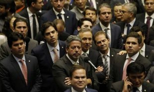 Para safar Governo, Bolsonaro dará a centrão cargos com mais de R$ 10,6 bi para investir 