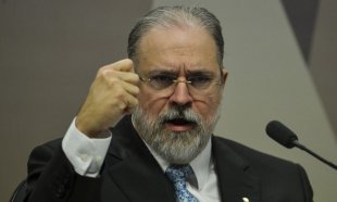 Augusto Aras, fiel a Bolsonaro, busca censurar professor da USP que lhe fez críticas