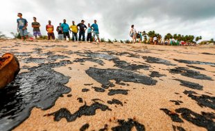 Contaminação pelo óleo nas praias de Pernambuco leva 17 pessoas ao hospital
