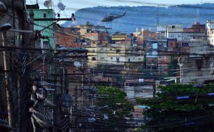 Intervenção federal de Temer no Rio mata moradores e fere aluno em escola na Maré