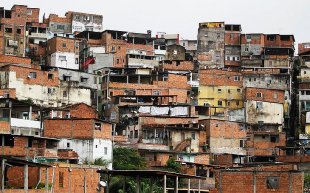 45% dos moradores de favelas ficaram sem emprego em meio à pandemia, mostra FGV 