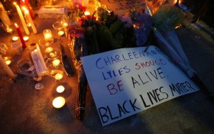 Mais uma negra é assassinada pela polícia norte-americana; gritamos “Black Lives Matter”!