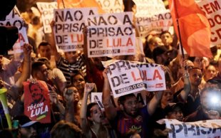 Segue vigília em São Bernardo, em meio a negociações entre PT e PF para entrega de Lula