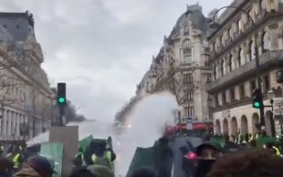 FRANÇA-VÍDEO: Perto do Boulevard des Italiens, caminhões-pipa reprimem manifestantes