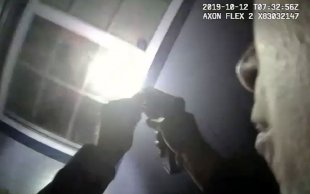EUA: Policial branco assassina mulher negra dentro de sua própria casa