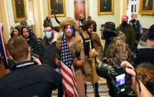 Apoiadores de Trump invadem Congresso dos EUA para barrar certificação de Biden