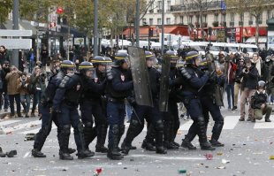 Repressão em Paris: a grande mídia a serviço do governo