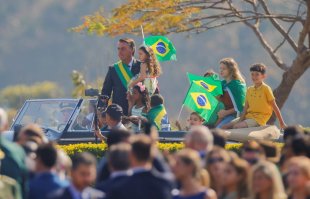 Bolsonaro discursa nesse momento nas manifestações golpistas em Brasília