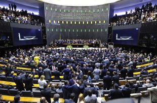 Câmara aprova contas de governos passados e agora poderá discutir as de Dilma