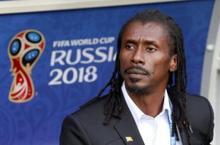 Único negro, Aliou Cissé tem o menor salário entre técnicos da Copa