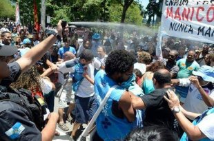 Polícia truculenta ataca manifestantes em ato da saúde no Rio